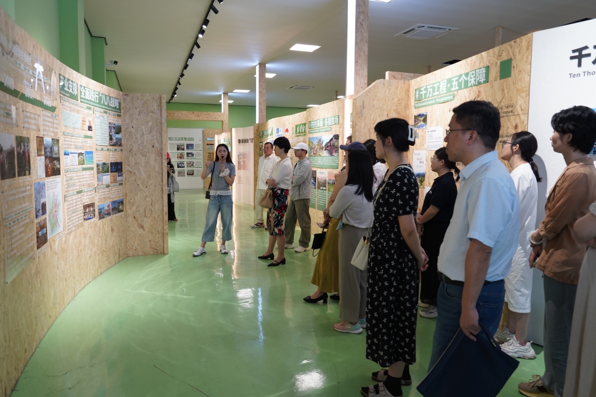 參觀展廳2.JPG